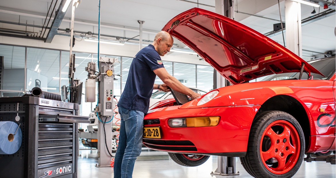 Porsche word onderhouden door monteur Haaglanden Motorsport